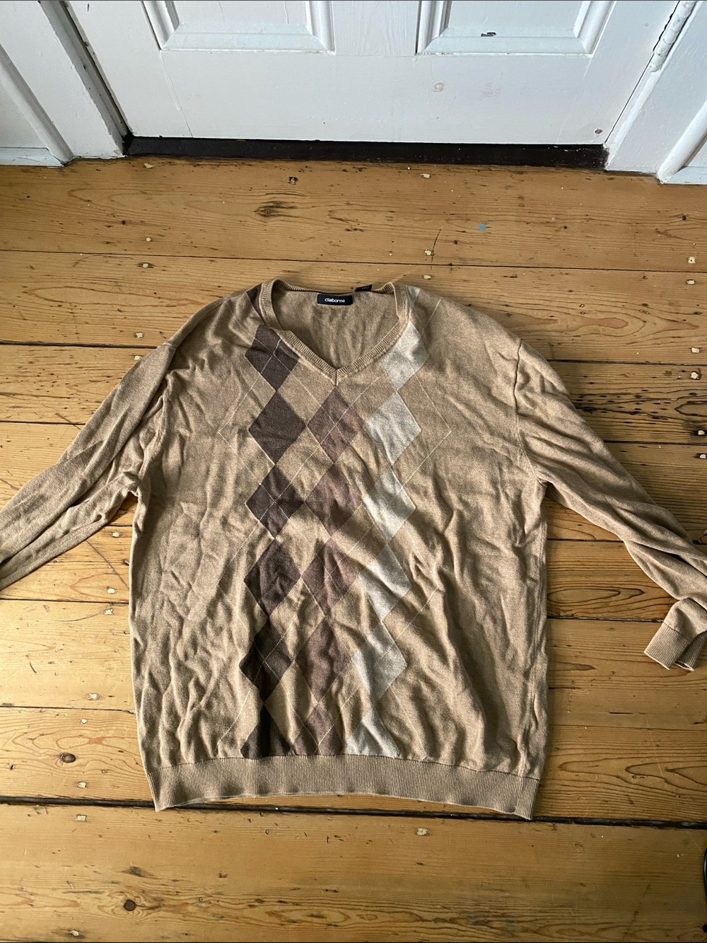 Claiborne Men's Tan Argyle V-Neck Sweater with Brown and Cream Diamonds